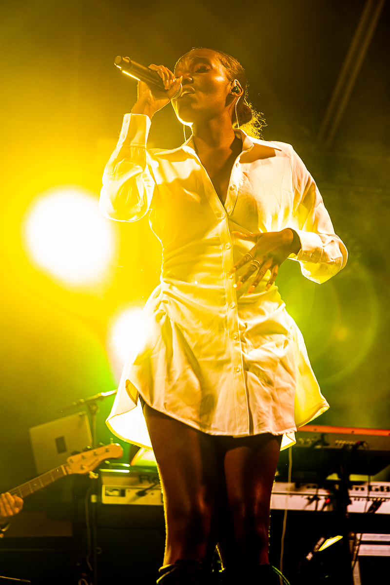 Grace Khuabi (The Voice Van Vlaanderen) @ Hans Francken Invites, foto 3, foto's door Dimitri Vanlommel - FrontView Magazine