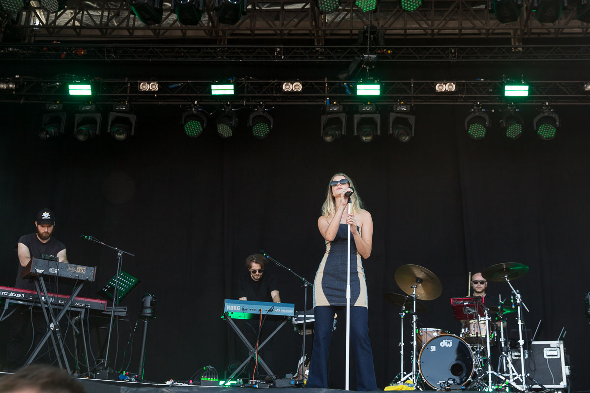 Emma Bale @ Nostalgie Beach Festival 2022, picture 1, photographed by Marc Verdonck - FrontView Magazine