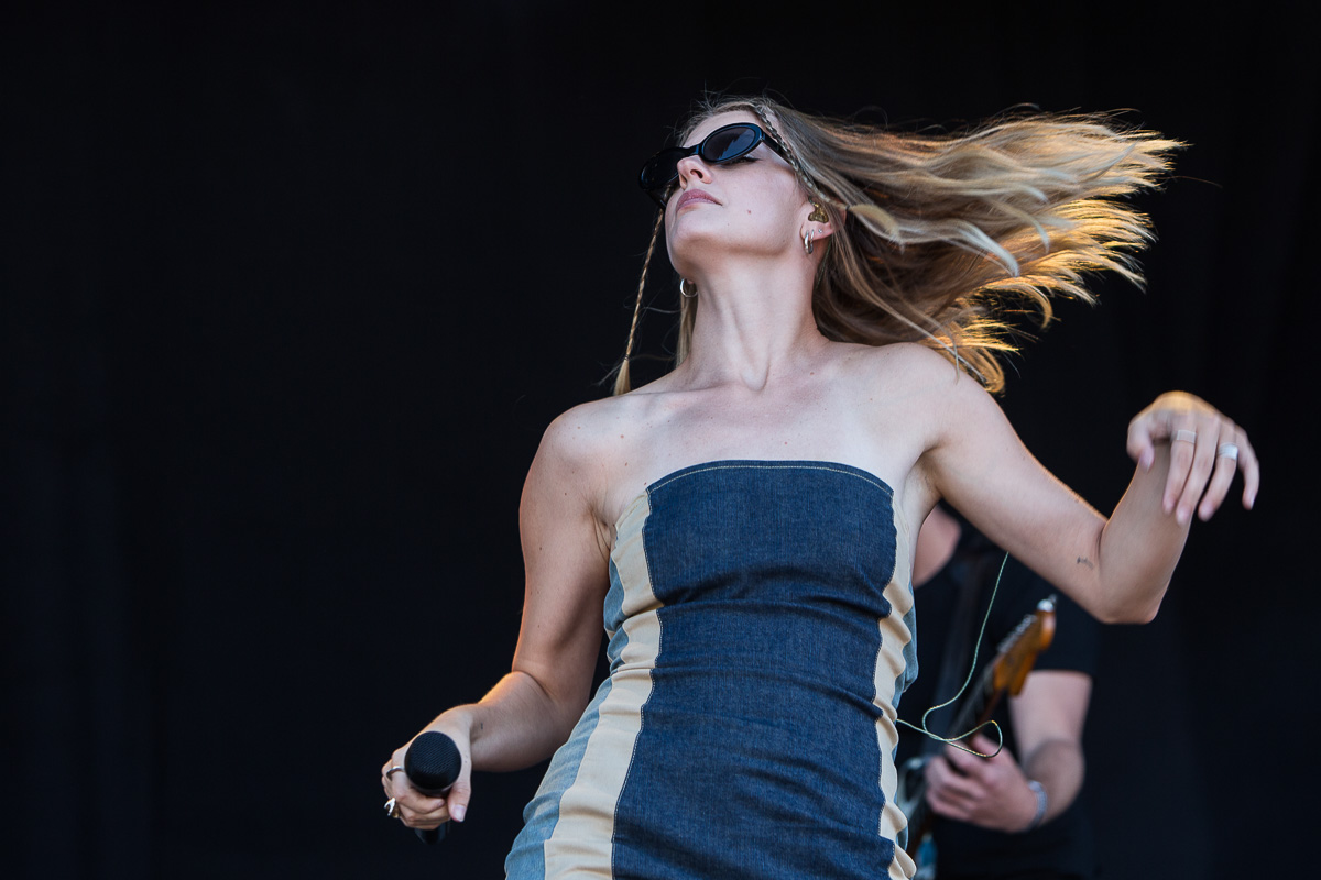 Emma Bale @ Nostalgie Beach Festival 2022, picture 6, photographed by Marc Verdonck - FrontView Magazine