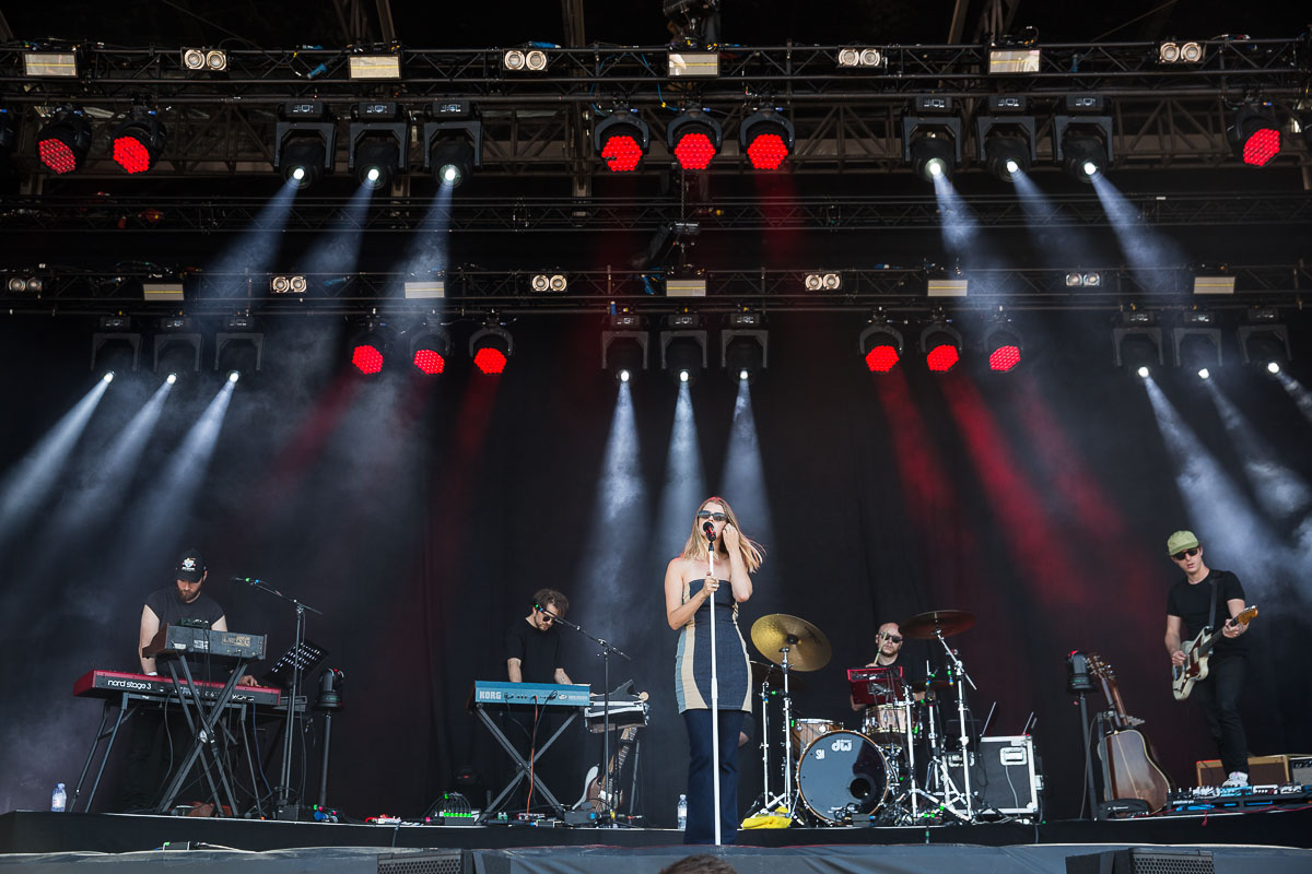 Emma Bale @ Nostalgie Beach Festival 2022, picture 7, photographed by Marc Verdonck - FrontView Magazine