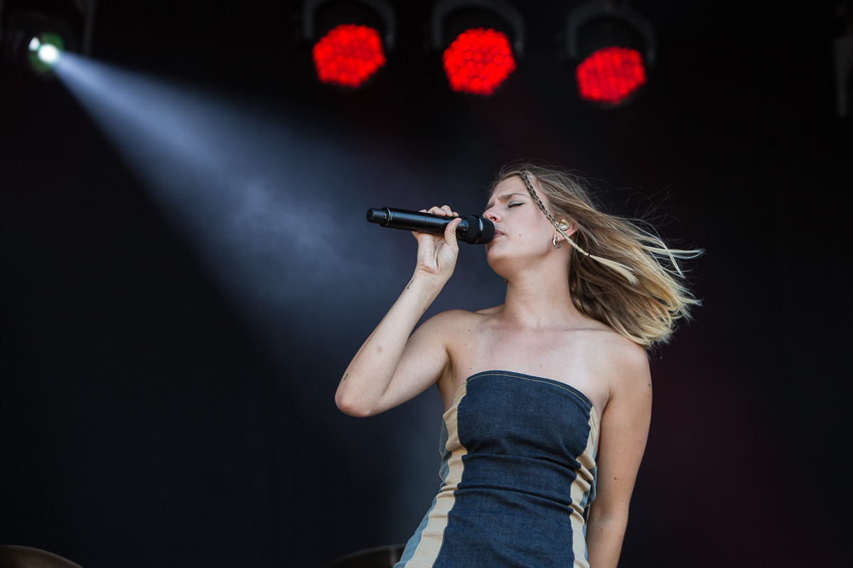 Emma Bale @ Nostalgie Beach Festival 2022, picture 12, photographed by Marc Verdonck - FrontView Magazine