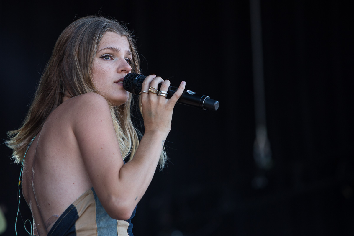 Emma Bale @ Nostalgie Beach Festival 2022, picture 14, photographed by Marc Verdonck - FrontView Magazine
