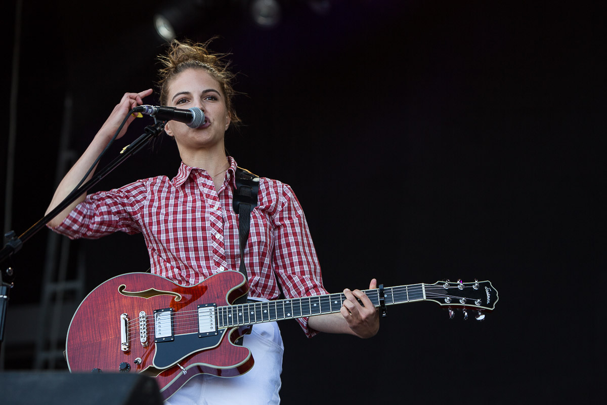 Emmy d'Arc @ Nostalgie Beach Festival 2022, picture 2, photographed by Marc Verdonck - FrontView Magazine