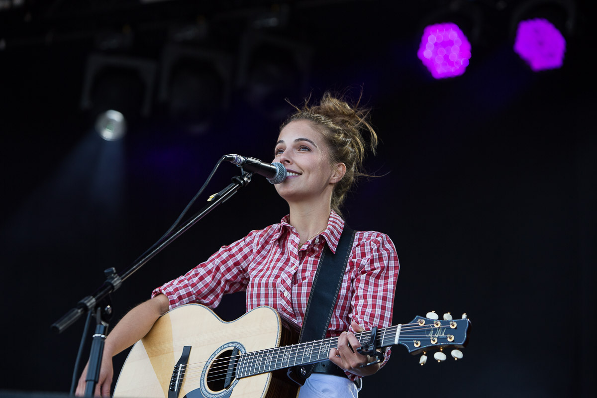 Emmy d'Arc @ Nostalgie Beach Festival 2022, picture 4, photographed by Marc Verdonck - FrontView Magazine