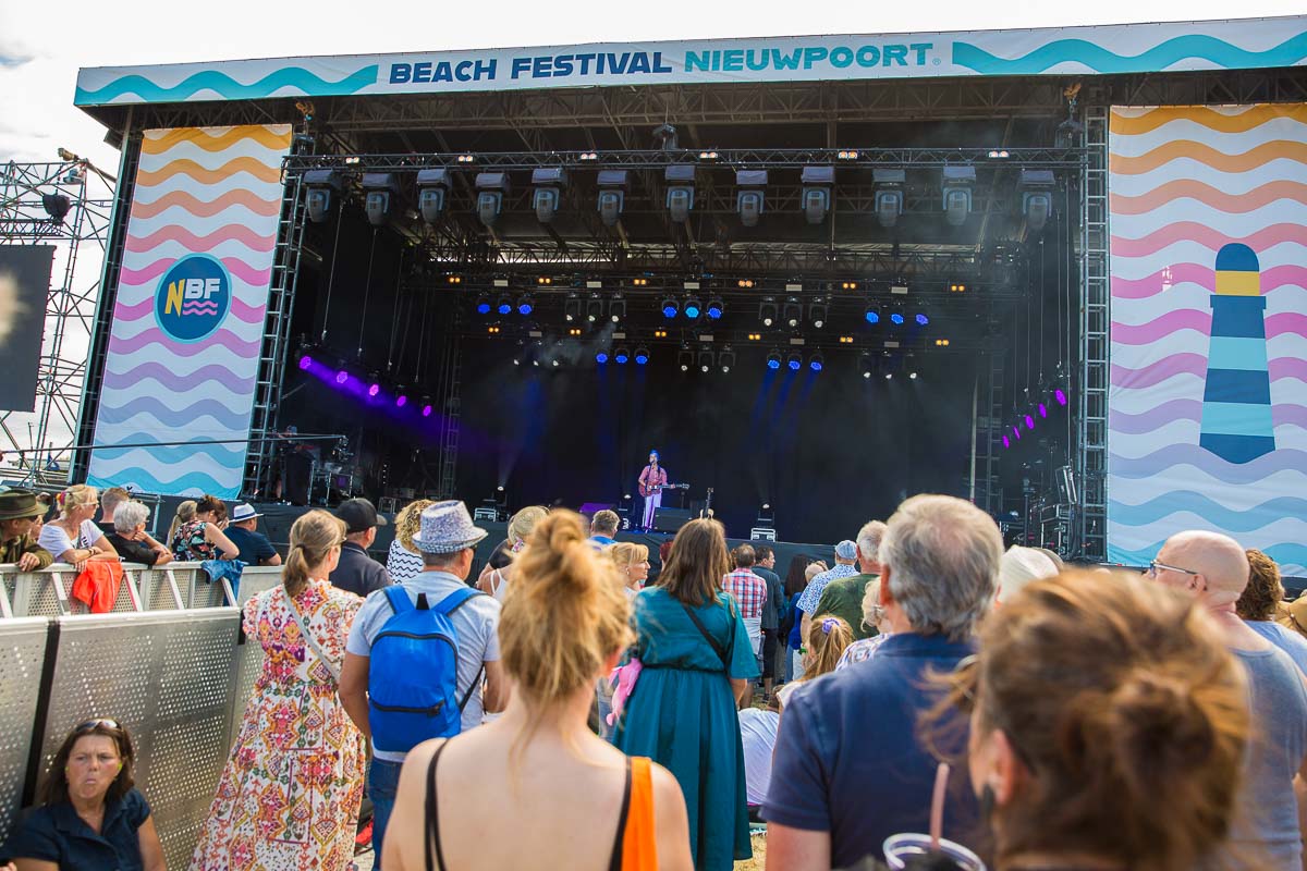 Emmy d'Arc @ Nostalgie Beach Festival 2022, picture 8, photographed by Marc Verdonck - FrontView Magazine