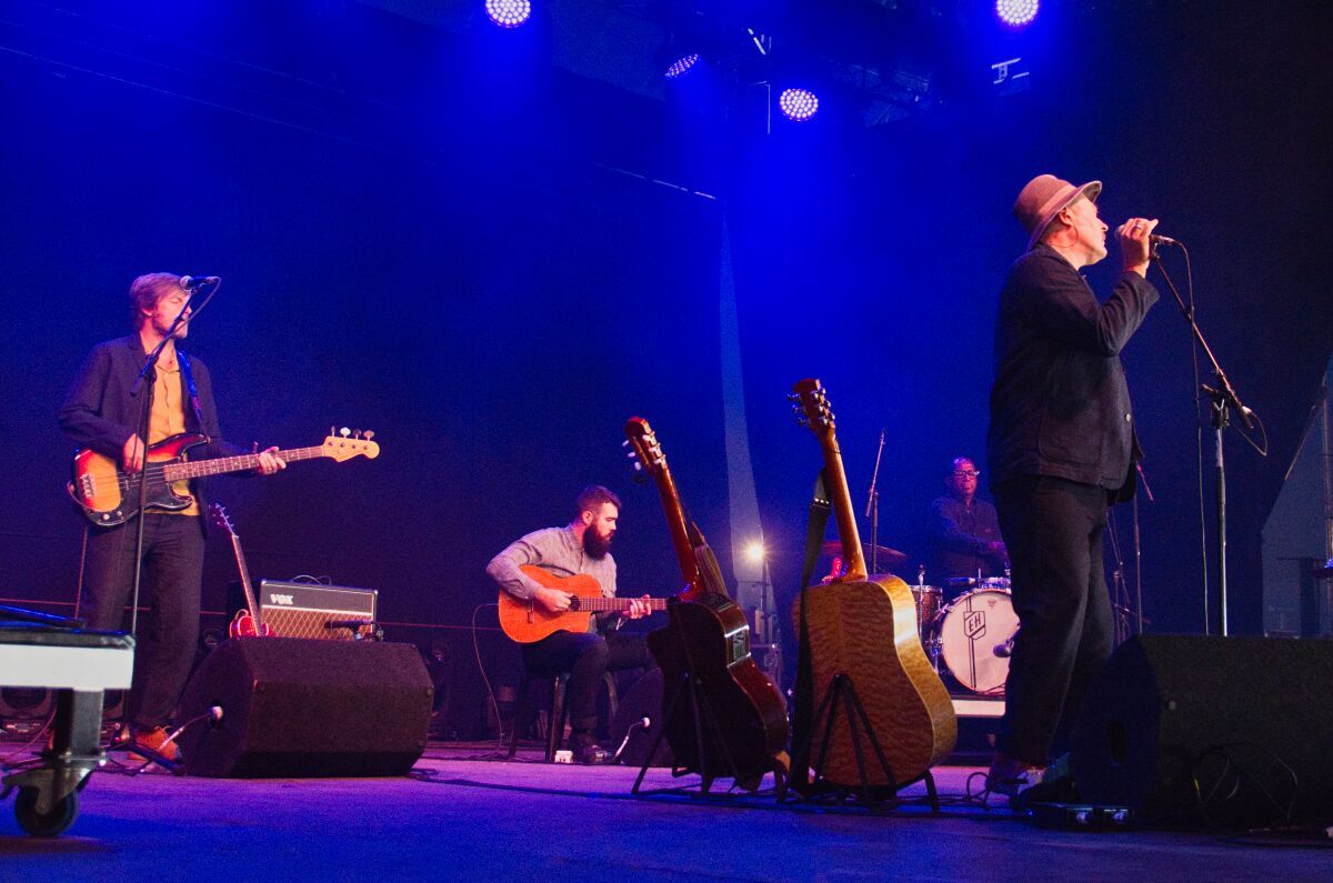 Lenny & de Wespen / Coline & Toitoine / Tindersticks @ Dranouter Festival, picture 8, photographed by Luc Klinckaert - FrontView Magazine