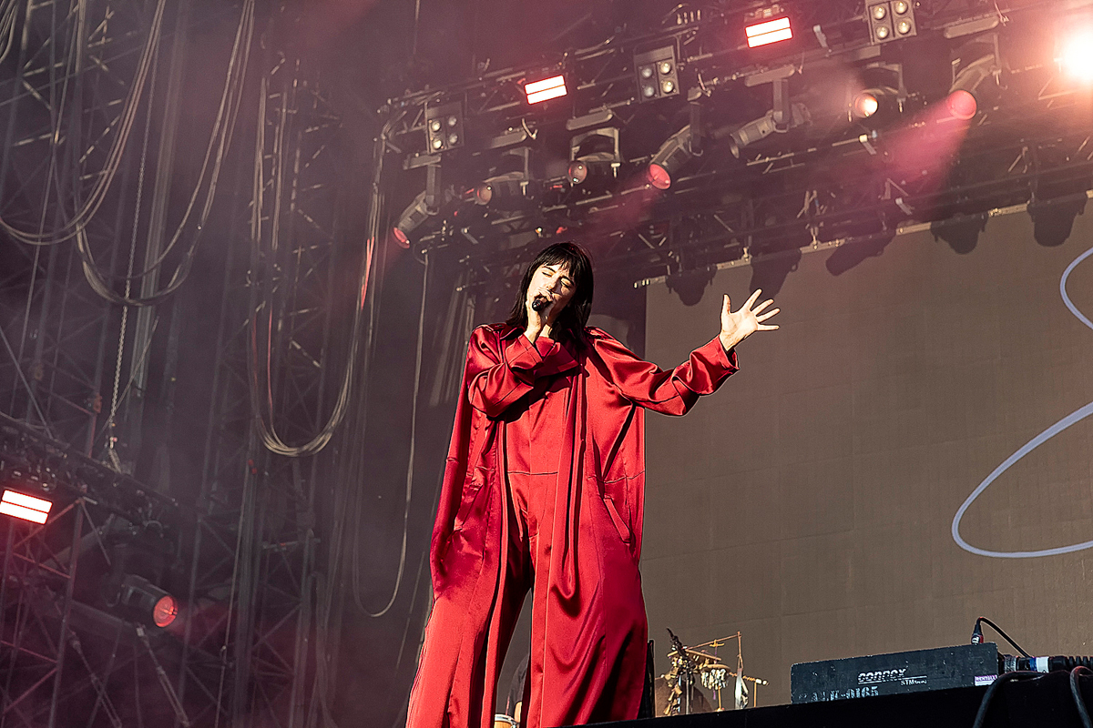 Sylvie Kreusch @ Lokerse Feesten, picture 30, photographed by Edwin Houdevelt - FrontView Magazine
