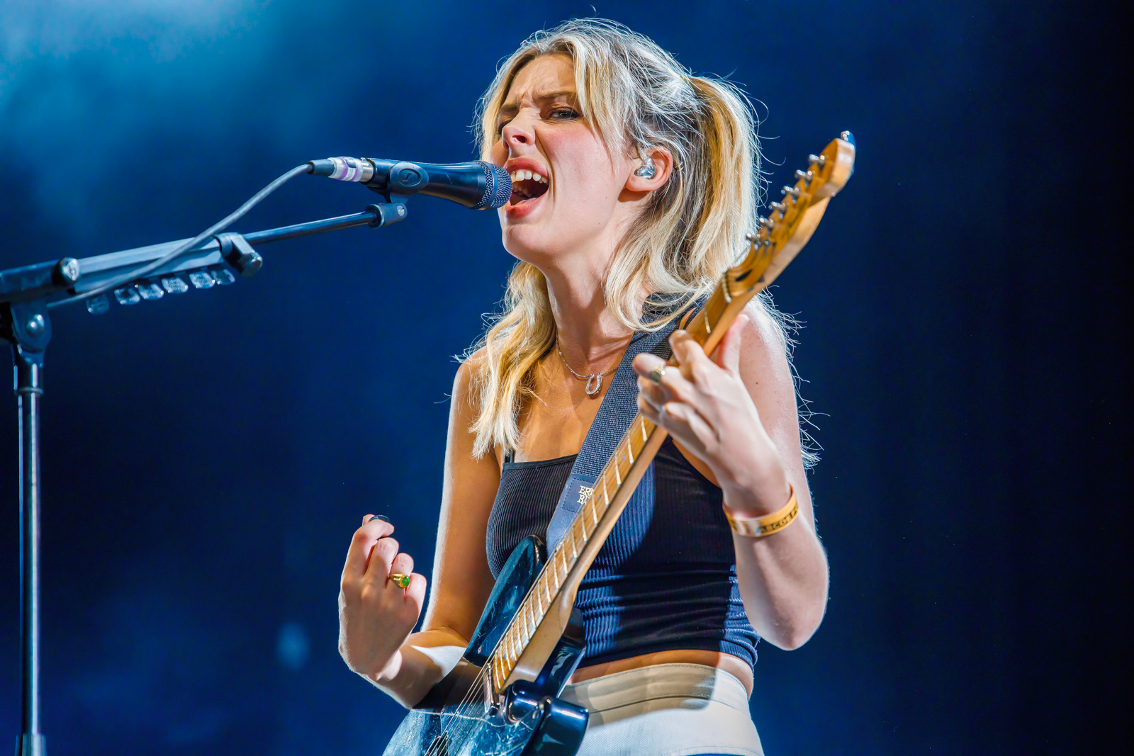 Wolf Alice Live at Hear Hear festival, picture 9, photographed by Paul Jongeneelen - FrontView Magazine