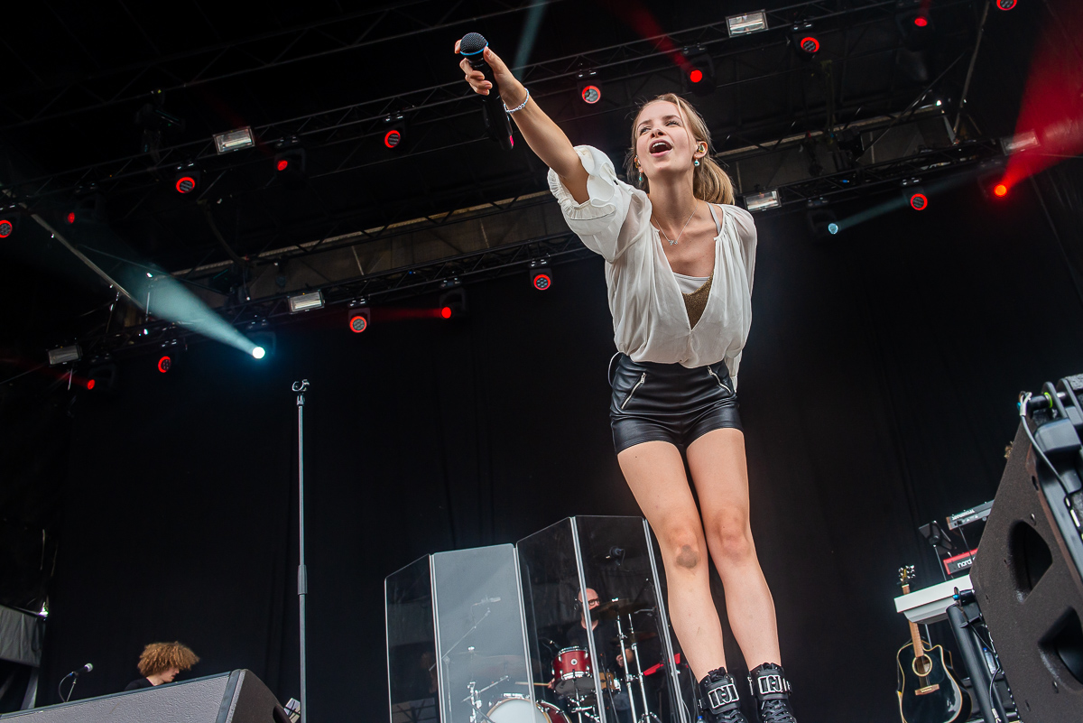 Olivia @ Springtij.live, picture 1, photographed by Dimitri Vanlommel - FrontView Magazine