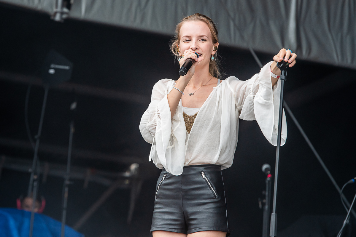 Olivia @ Springtij.live, picture 10, photographed by Dimitri Vanlommel - FrontView Magazine