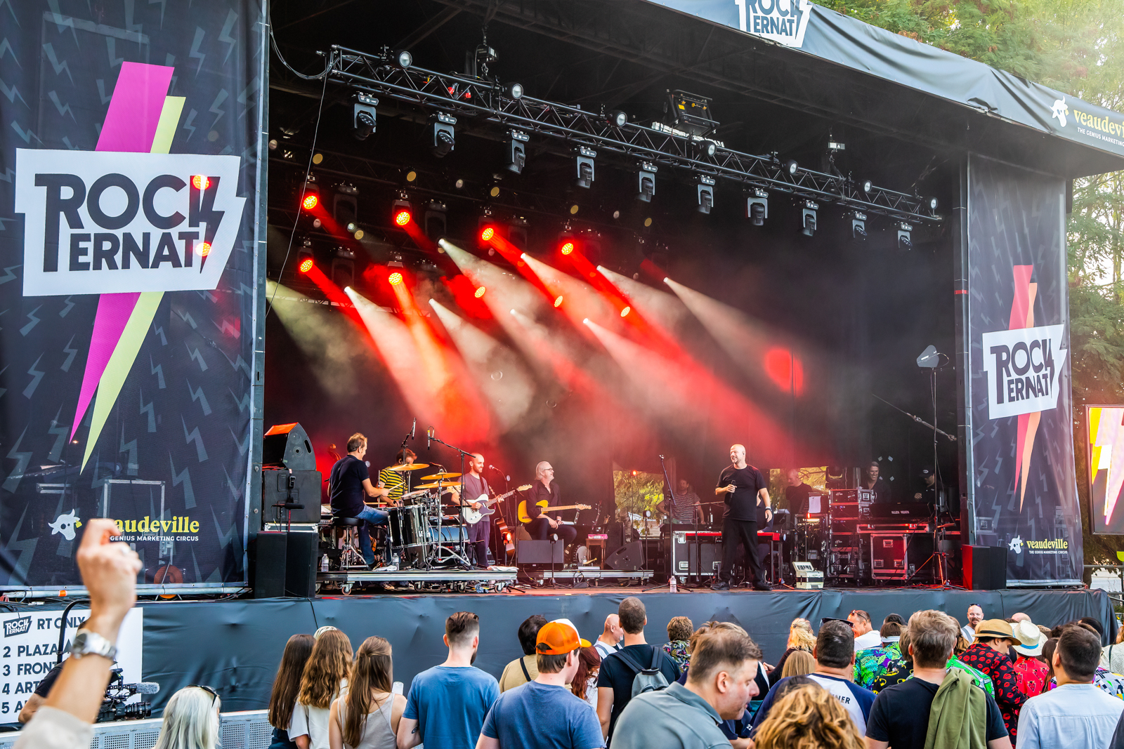 Filip Kowlier Live at Rock Ternat, picture 12, photographed by Paul Jongeneelen - FrontView Magazine