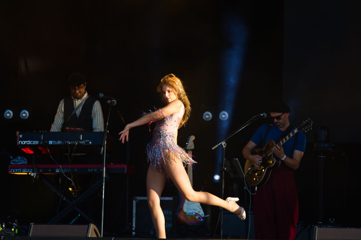 Kid Creole & The Coconuts @ W-Fest vrijdag, picture 17, photographed by Luc Klinckaert - FrontView Magazine