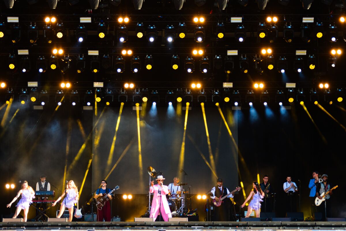 Kid Creole & The Coconuts @ W-Fest vrijdag, picture 22, photographed by Luc Klinckaert - FrontView Magazine