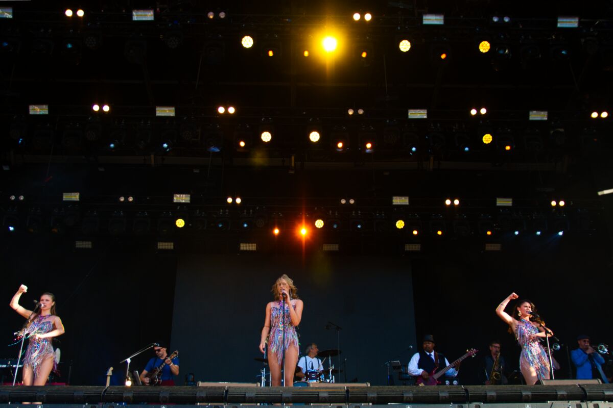 Kid Creole & The Coconuts @ W-Fest vrijdag, picture 24, photographed by Luc Klinckaert - FrontView Magazine
