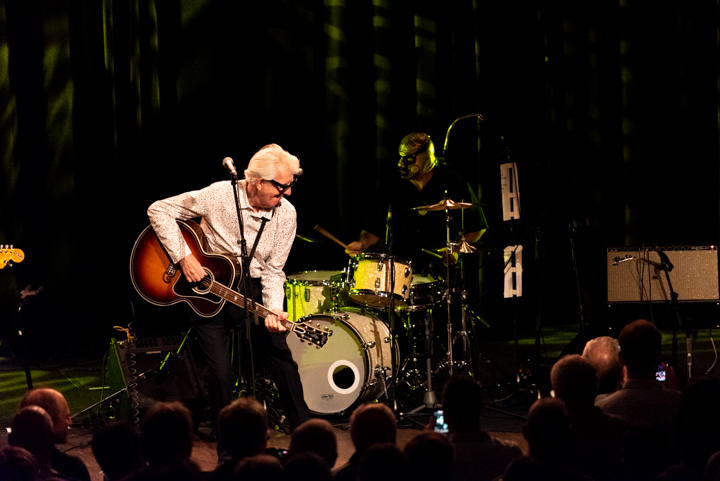 Nick Lowe & Los Straitjackets @ DeCasino Sint Niklaas, picture 7, photographed by Johan Van Buggenhout - FrontView Magazine