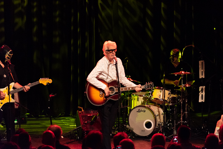 Nick Lowe & Los Straitjackets @ DeCasino Sint Niklaas, picture 10, photographed by Johan Van Buggenhout - FrontView Magazine