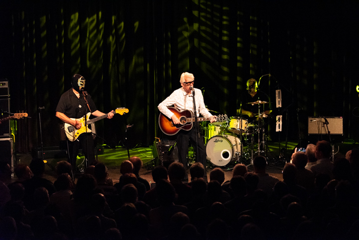 Nick Lowe & Los Straitjackets @ DeCasino Sint Niklaas, picture 11, photographed by Johan Van Buggenhout - FrontView Magazine
