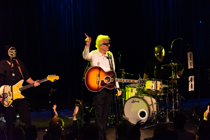 Nick Lowe & Los Straitjackets @ DeCasino Sint Niklaas, picture 12, photographed by Johan Van Buggenhout - FrontView Magazine