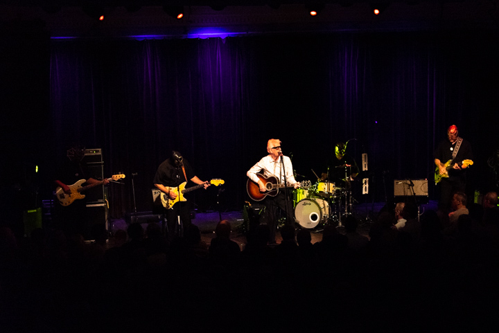 Nick Lowe & Los Straitjackets @ DeCasino Sint Niklaas, picture 16, photographed by Johan Van Buggenhout - FrontView Magazine
