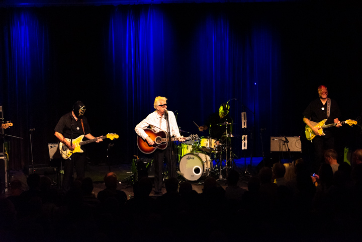 Nick Lowe & Los Straitjackets @ DeCasino Sint Niklaas, picture 21, photographed by Johan Van Buggenhout - FrontView Magazine