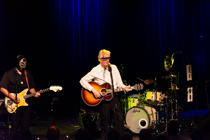 Nick Lowe & Los Straitjackets @ DeCasino Sint Niklaas, picture 23, photographed by Johan Van Buggenhout - FrontView Magazine
