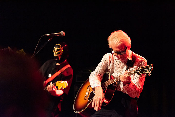 Nick Lowe & Los Straitjackets @ DeCasino Sint Niklaas, picture 27, photographed by Johan Van Buggenhout - FrontView Magazine