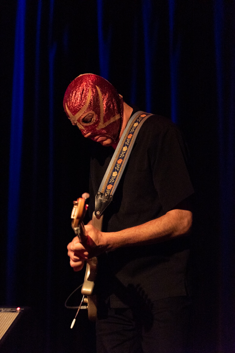 Nick Lowe & Los Straitjackets @ DeCasino Sint Niklaas, picture 34, photographed by Johan Van Buggenhout - FrontView Magazine