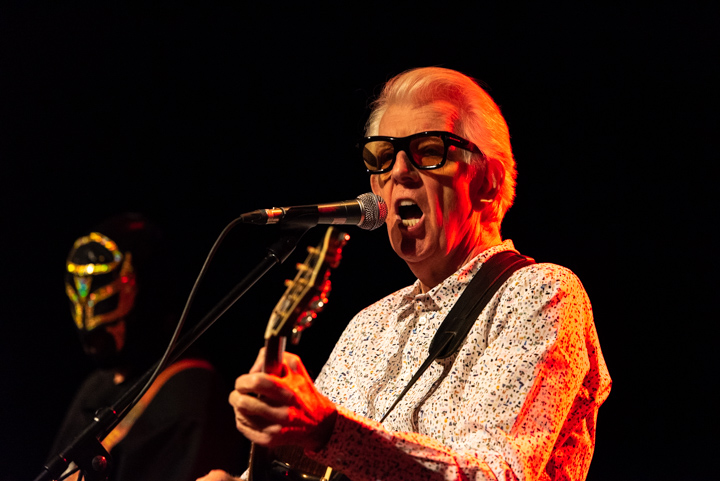 Nick Lowe & Los Straitjackets @ DeCasino Sint Niklaas, picture 35, photographed by Johan Van Buggenhout - FrontView Magazine