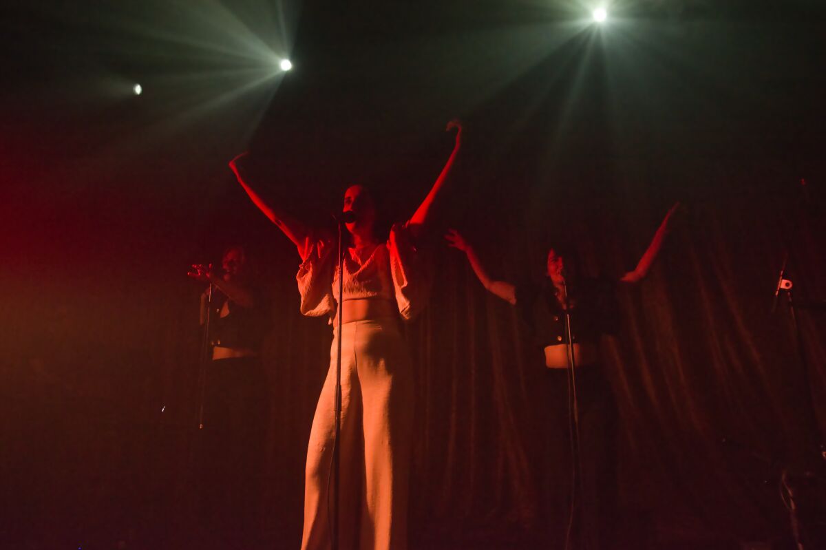 Eefje De Visser @ De Casino, picture 1, photographed by Luc Klinckaert - FrontView Magazine