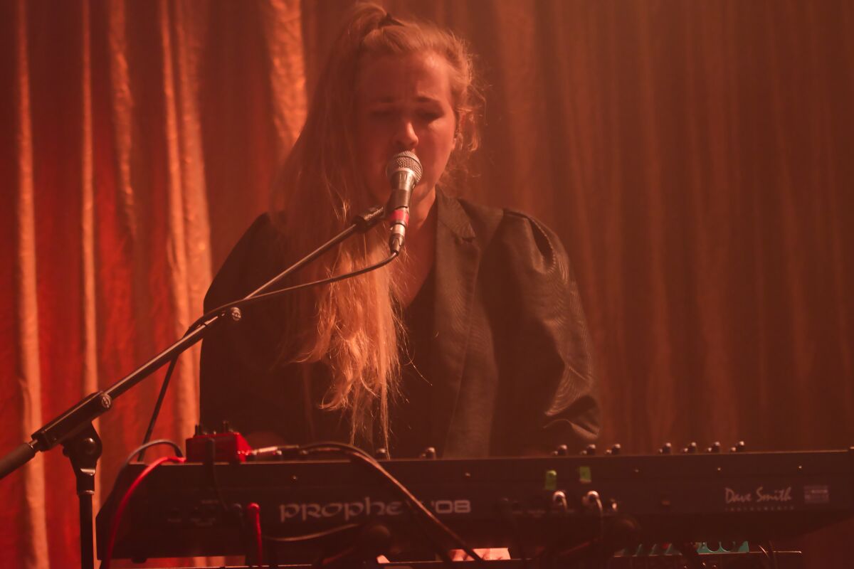 Eefje De Visser @ De Casino, picture 4, photographed by Luc Klinckaert - FrontView Magazine