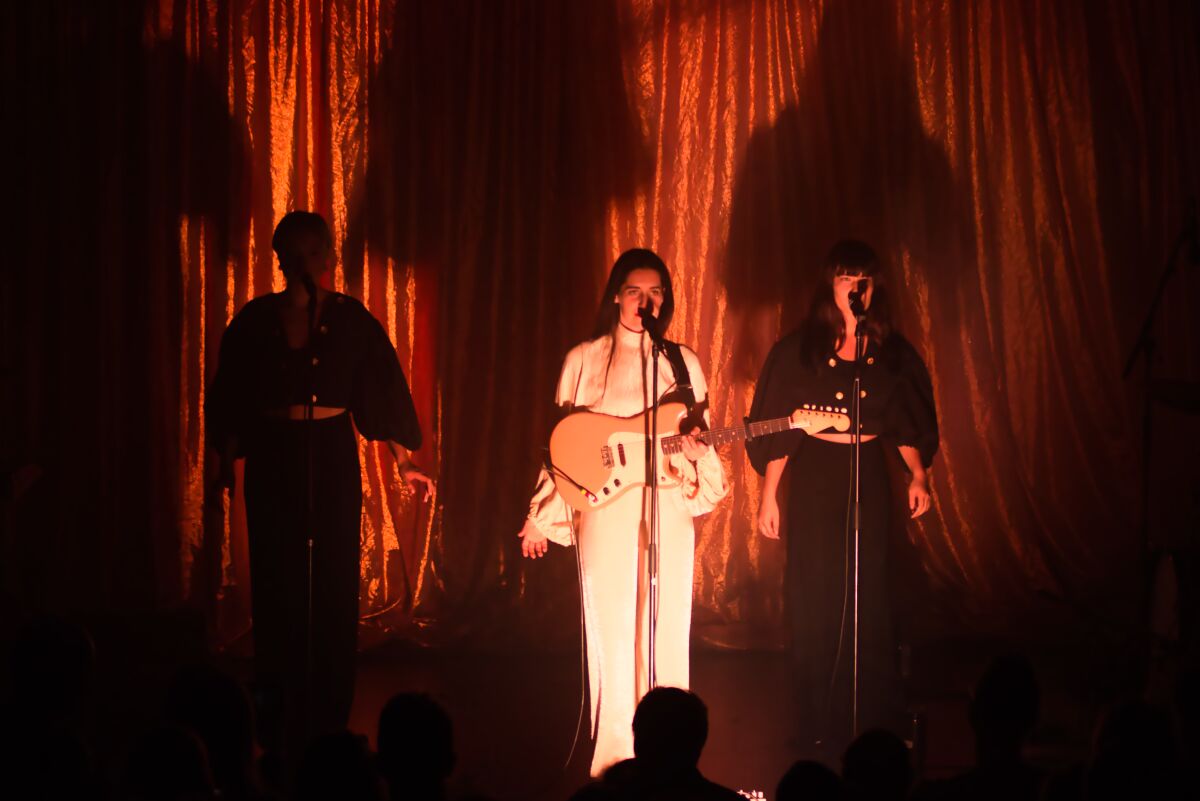 Eefje De Visser @ De Casino, picture 10, photographed by Luc Klinckaert - FrontView Magazine