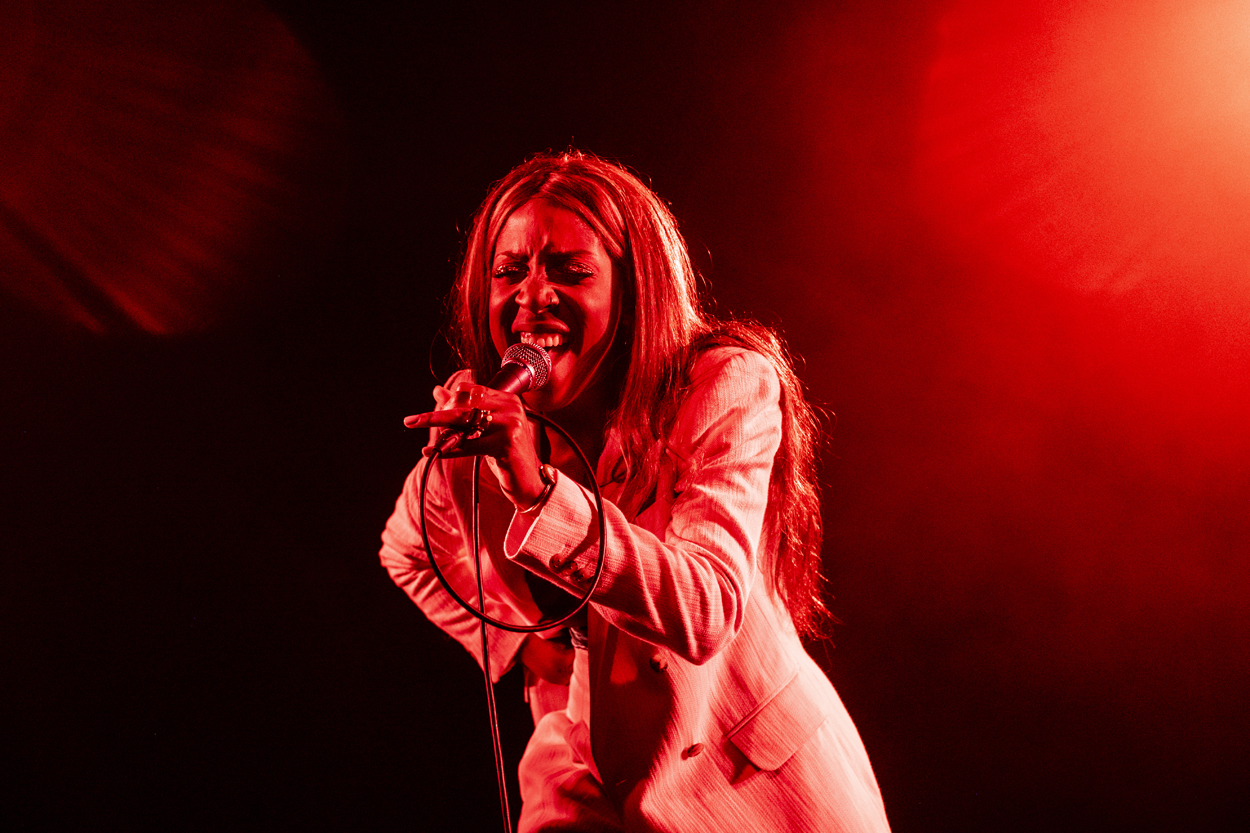 Charlotte Adigéry & Bolis Pupul @ Trix, picture 10, photographed by Sandra Van Watermeulen - FrontView Magazine