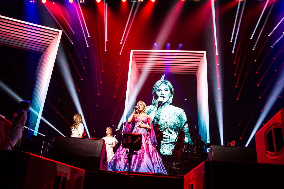 Dana Winner Invites, One Night Only @ Sportpaleis, picture 6, photographed by Marc Verdonck - FrontView Magazine
