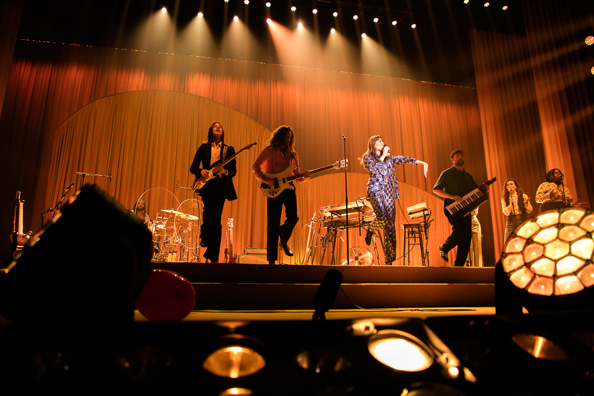 Clara Luciani - Respire Encore Tour @ Zénith de Lille, picture 4, photographed by Anais Callens - FrontView Magazine