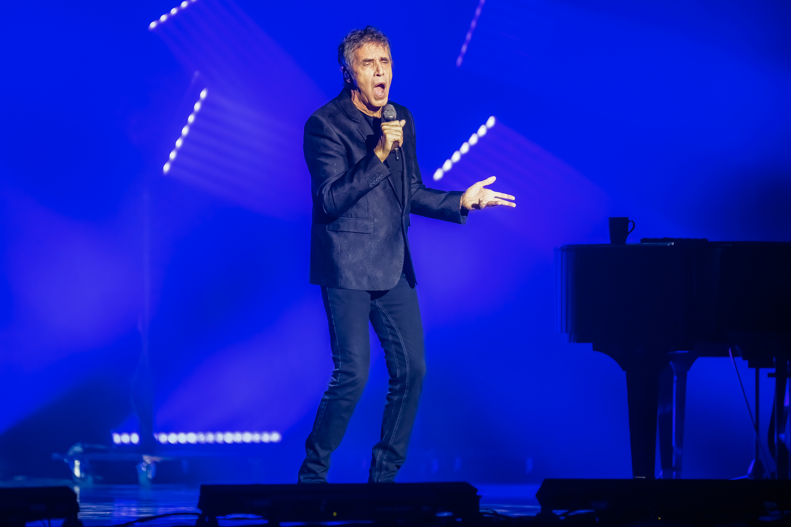 Julien Clerc En concert @ De Roma, picture 10, photographed by Paul Jongeneelen - FrontView Magazine