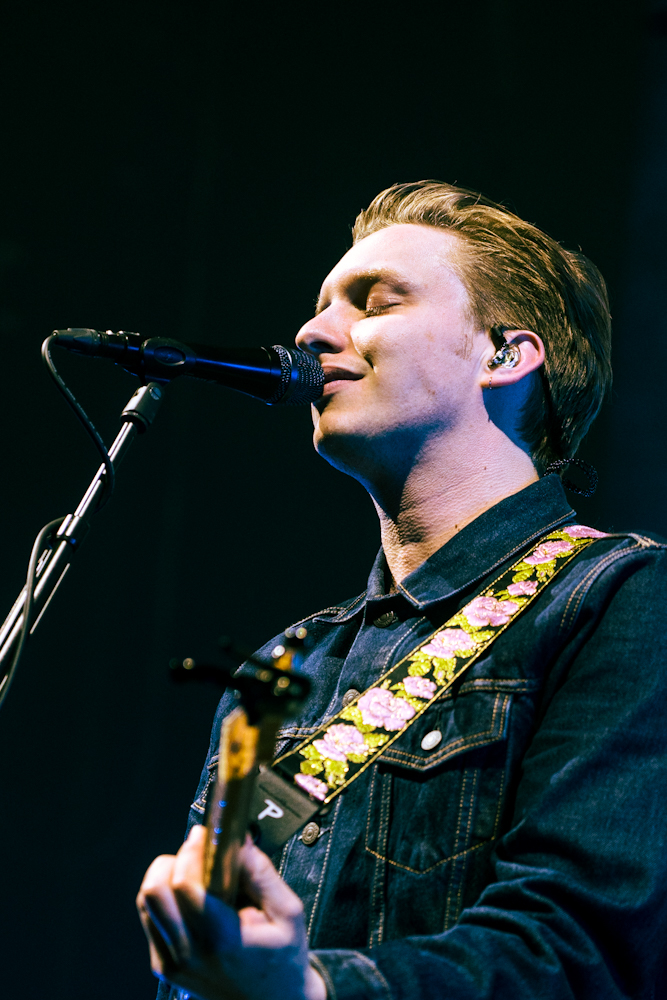George Ezra @ Vorst Nationaal, picture 8, photographed by Claudia Guldentops - FrontView Magazine