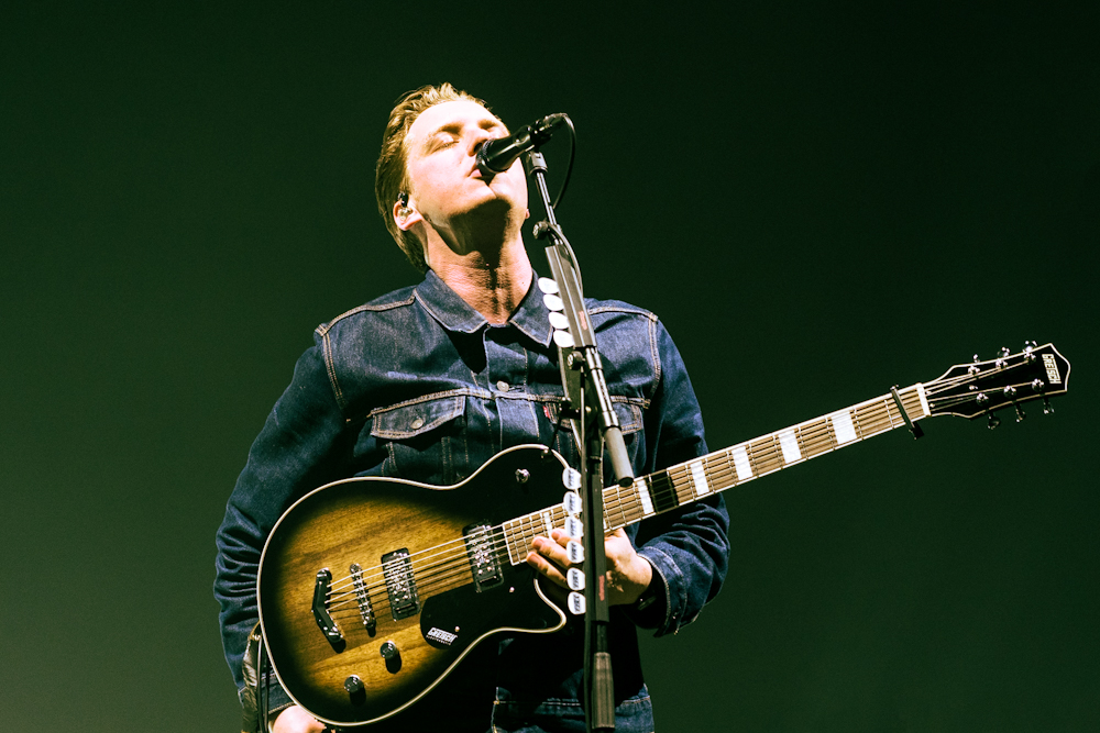 George Ezra @ Vorst Nationaal, picture 12, photographed by Claudia Guldentops - FrontView Magazine