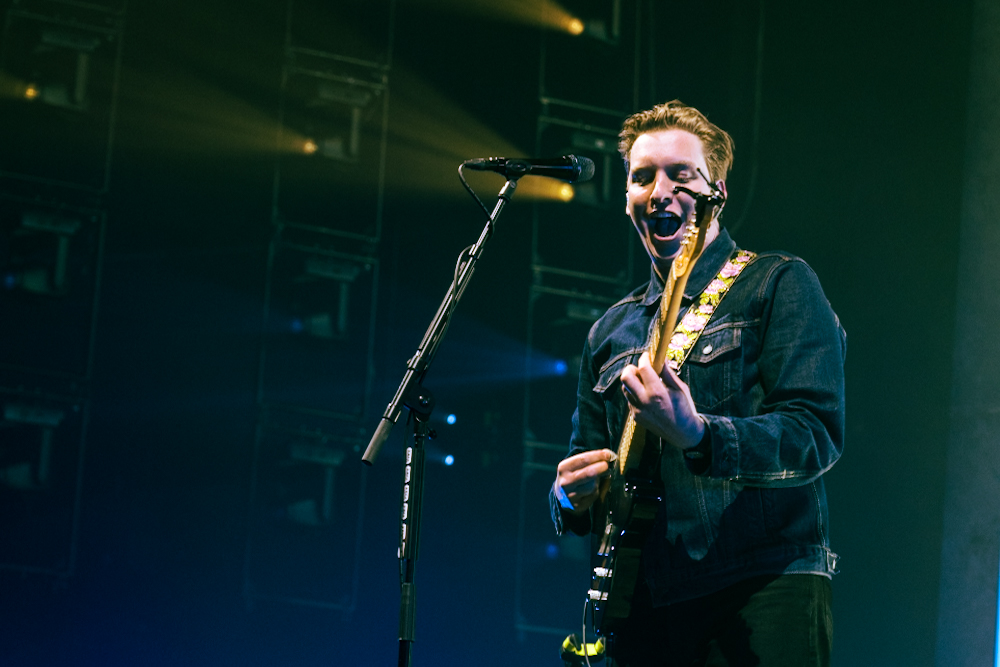 George Ezra @ Vorst Nationaal, picture 20, photographed by Claudia Guldentops - FrontView Magazine
