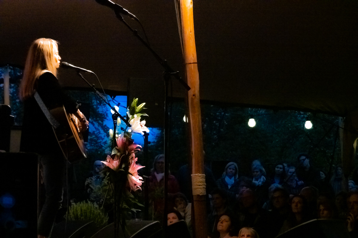 Heather Nova @ Kamvuurconcerten Horst, picture 16, photographed by Luc Klinckaert - FrontView Magazine