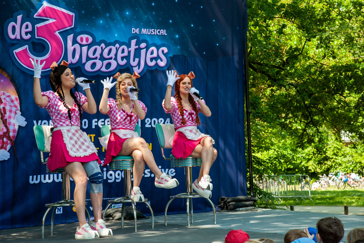 Persvoorstelling familiemusical 'de 3 biggetjes' met K3 @ Openluchtschool Sint-Ludgardis Brasschaat, picture 11, photographed by Peter Minnebo - FrontView Magazine