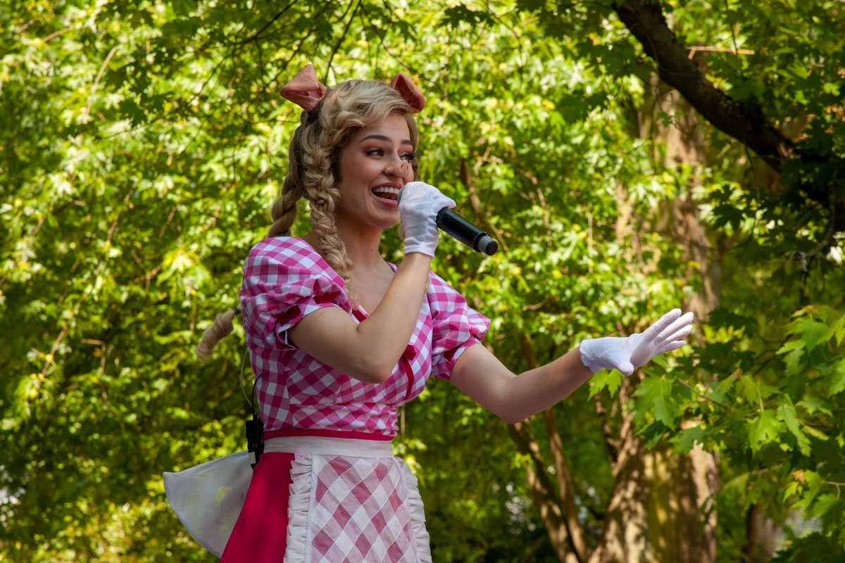 Persvoorstelling familiemusical 'de 3 biggetjes' met K3 @ Openluchtschool Sint-Ludgardis Brasschaat, picture 15, photographed by Peter Minnebo - FrontView Magazine