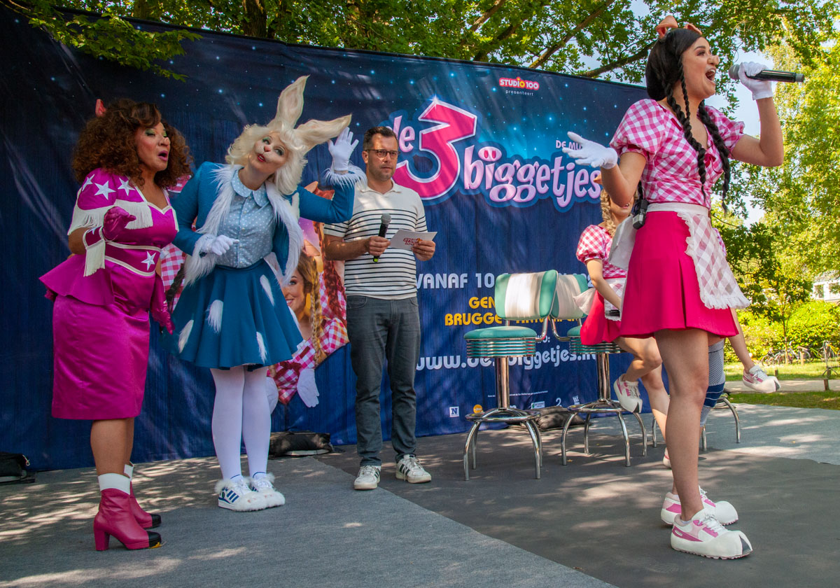 Persvoorstelling familiemusical 'de 3 biggetjes' met K3 @ Openluchtschool Sint-Ludgardis Brasschaat, picture 17, photographed by Peter Minnebo - FrontView Magazine