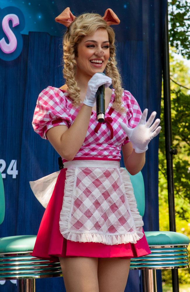 Persvoorstelling familiemusical 'de 3 biggetjes' met K3 @ Openluchtschool Sint-Ludgardis Brasschaat, picture 20, photographed by Peter Minnebo - FrontView Magazine