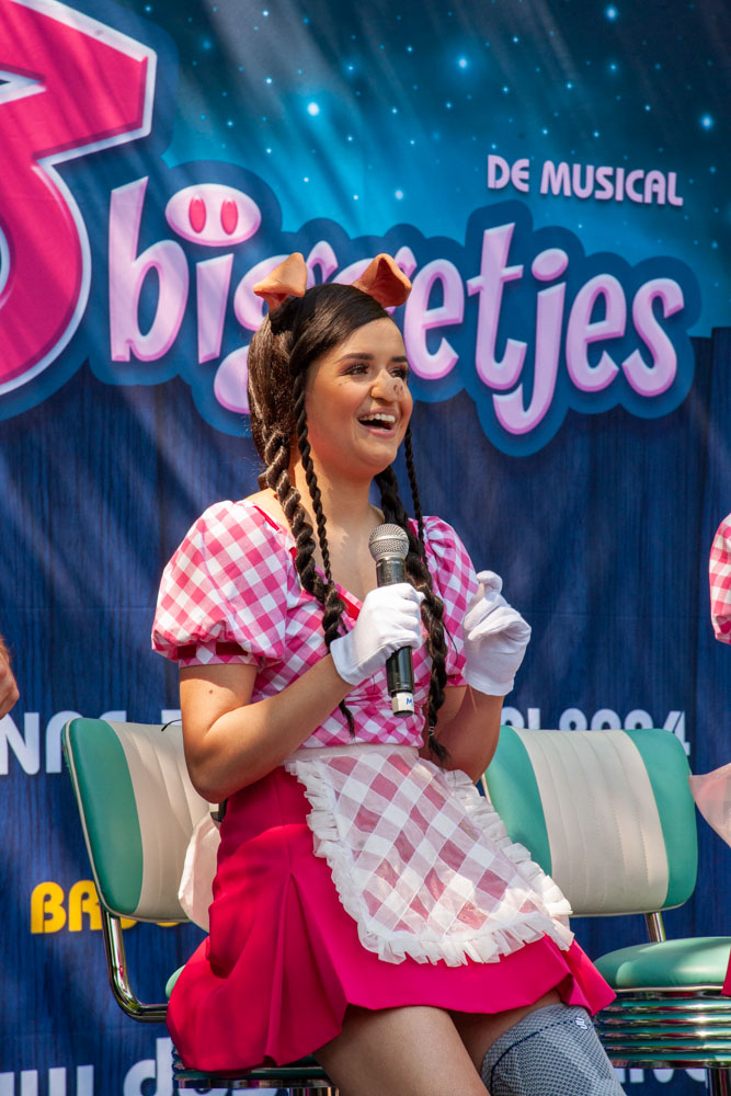 Persvoorstelling familiemusical 'de 3 biggetjes' met K3 @ Openluchtschool Sint-Ludgardis Brasschaat, picture 21, photographed by Peter Minnebo - FrontView Magazine