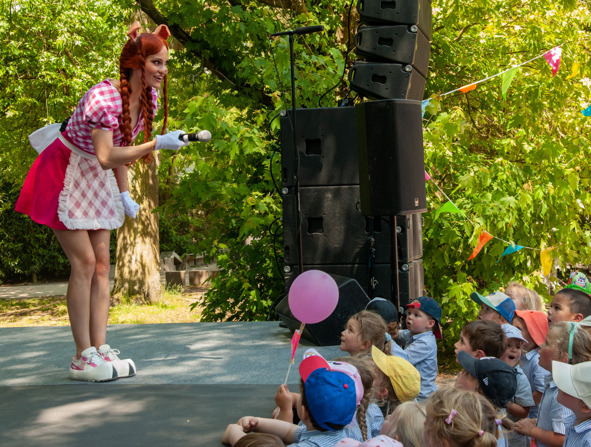 Persvoorstelling familiemusical 'de 3 biggetjes' met K3 @ Openluchtschool Sint-Ludgardis Brasschaat, picture 25, photographed by Peter Minnebo - FrontView Magazine