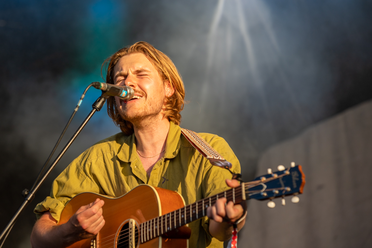 Mooney @ Genk on stage, picture 1, photographed by Leen Verlinden - FrontView Magazine