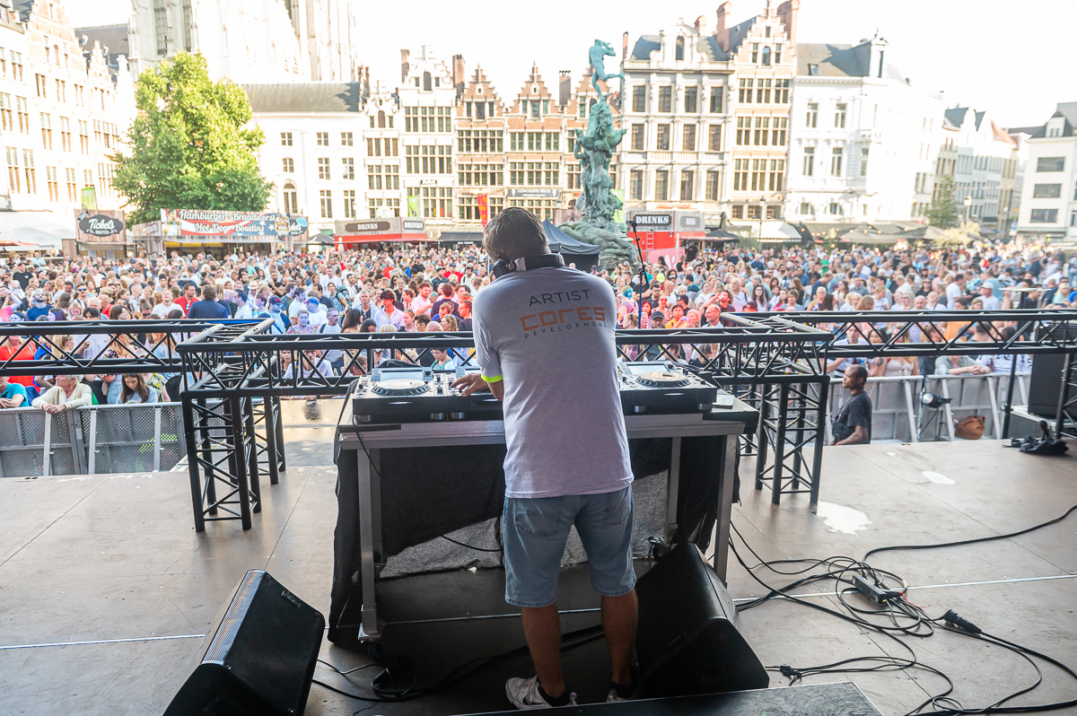 DJ F.r.a.n.k. @ Vlaanderen Zingt Antwerpen, foto 1, foto's door Dimitri Vanlommel - FrontView Magazine