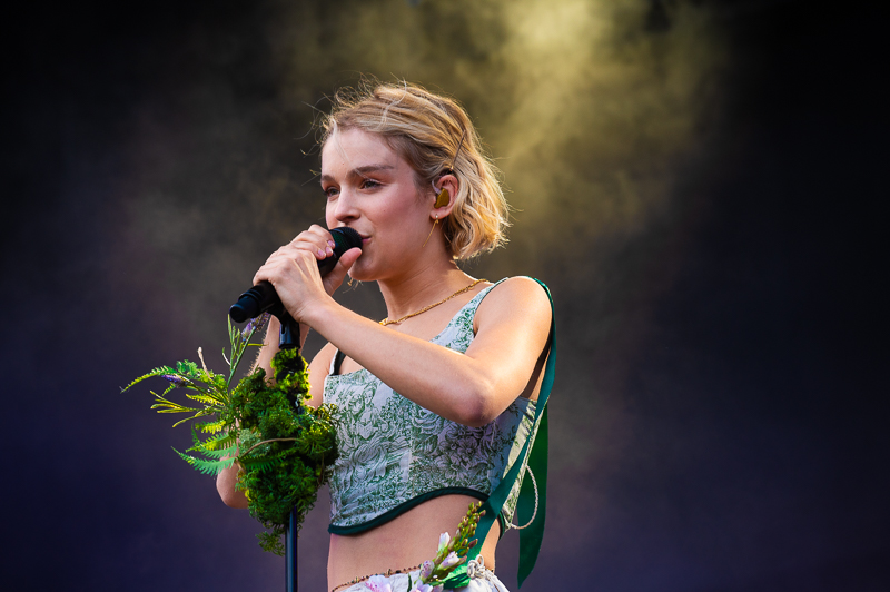 Pommelien Thijs @ Herentals Feest, picture 1, photographed by Gert Daemen - FrontView Magazine