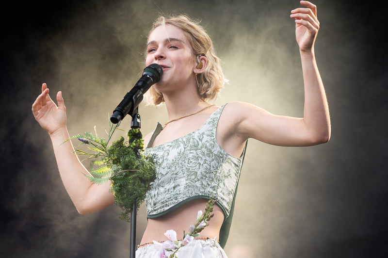 Pommelien Thijs @ Herentals Feest, picture 2, photographed by Gert Daemen - FrontView Magazine