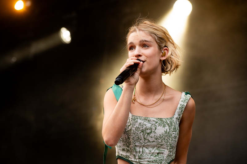 Pommelien Thijs @ Herentals Feest, picture 3, photographed by Gert Daemen - FrontView Magazine
